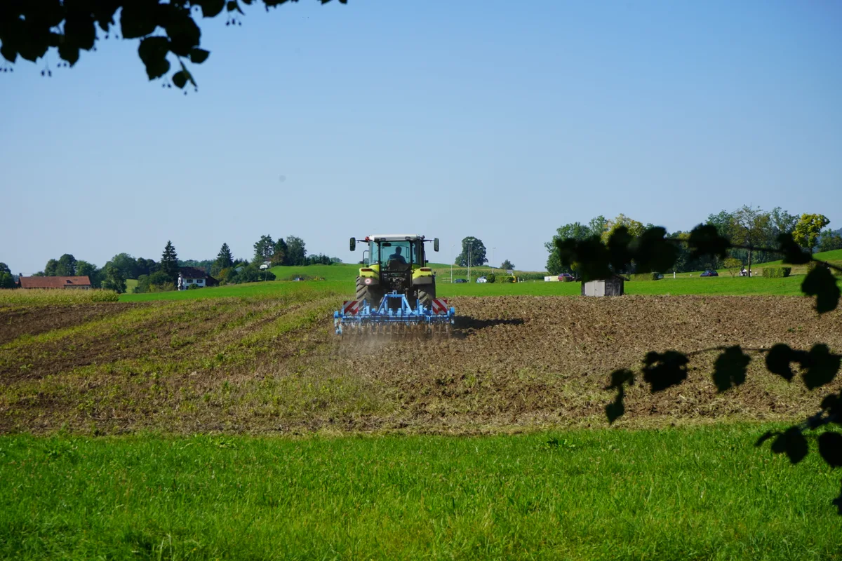 Ein Traktor pflügt einen Acker.